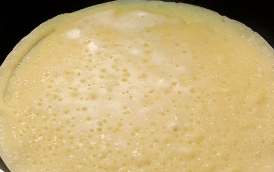 1. Этап. Постные блины на минеральной воде: Жарить блины нужно на хорошо разогретой сковороде, смазанной растительным маслом , а переворачивать — когда края заметно поджарились.