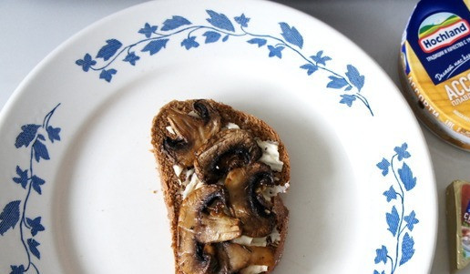 1. Этап. Ассорти брускетт: На кусочки хлеба с грибным сыром выкладываем обжаренные шампиньоны.