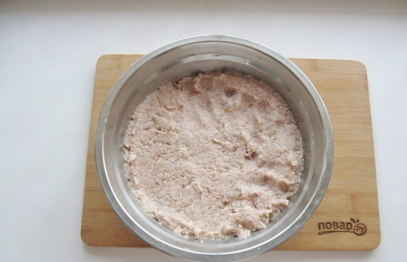 1. Этап. Рыбные котлеты с майонезом: Тщательно перемешайте рыбный фарш до однородной консистенции.