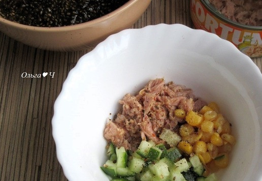 1. Этап. Веррины Тунец и чиа: Для верхнего слоя смешайте филе тунца, кукурузу и мелко нарезанный огурец. Посыпьте смесью перцев.