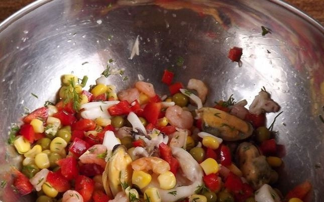 1. Этап. Салат Морское дно: Влейте в салат оливковое масло и посолите по вкусу. Затем тщательно все перемешайте, разложите салат по креманкам, украсьте и подавайте к столу в охлажденном виде.