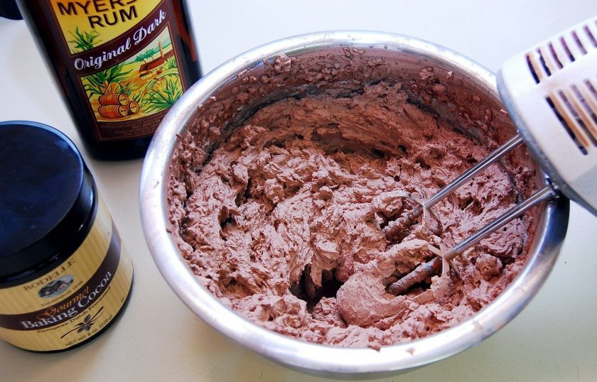 1. Этап. Профитроли с ромовой начинкой: 5. Пока основа остывает, сделайте крем. Взбейте миксером ром, сливки, какао и сахар.