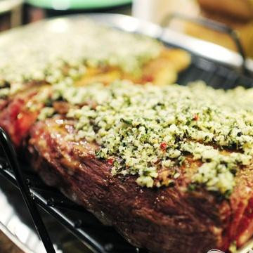 1. Этап. Стейк рибай с розмарином, тимьяном и чесноком: 3. Смазать смесью обе половинки стейка. Выпекать в 20-30 минут в при 260 градусах, затем уменьшить огонь до 150 градусов и готовить еще от 20 до 30 минут, пока температура мяса не достигнет 52 градусов (средняя степень прожарки).