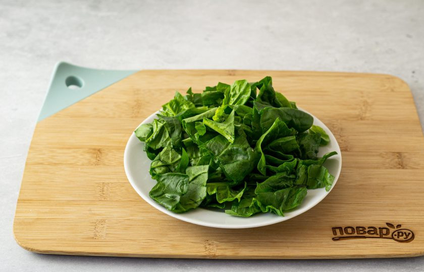 1. Этап. Зеленая каша: Шпинат помойте, обсушите. Крупно порубите, чтобы его было проще измельчать.