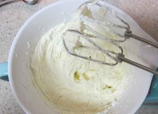 1. Этап. Шоколадный торт с белым кремом: 4. Для приготовления крема охлажденную сметану переливаем в миску, добавляем сахарную пудру и перемешиваем венчиком или блендером.