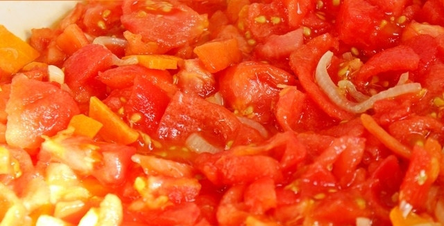 1. Этап. Томатно-тыквенный суп-пюре: Шаг 3. Необходимо снять шкурку с помидоров. Для этого опустите помидоры в кипяток секунд на 30. Кожура теперь будет легко сниматься. После этого мелко нарежьте помидоры, добавьте их с луку с морковью на сковороду. Тушите всё вместе минут 15.