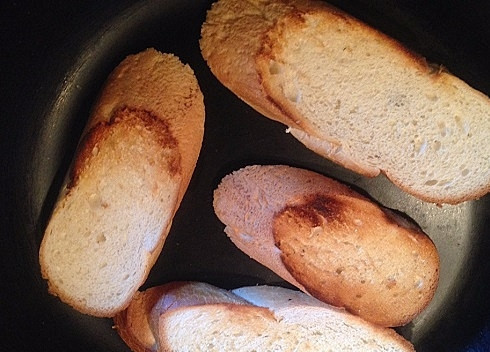 1. Этап. Брускетта: И на сухой сковороде обжариваем хлеб до румяной корочки. В некоторых рецептах советуют смазать хлеб перед обжаркой оливковым маслом, но я не буду.