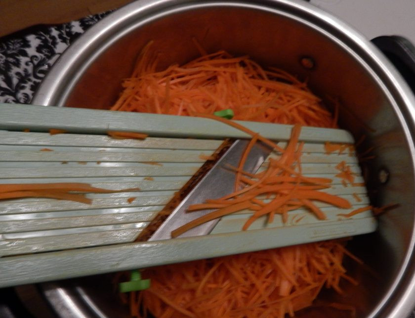 1. Этап. Корейская морковь: 1. Первым делом очистите морковь и вымойте ее, затем натрите на специальной терке для корейской моркови.