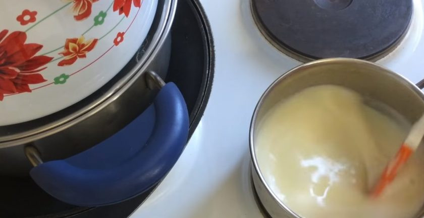 1. Этап. Булочки Улитки с заварным кремом: 5. В несколько этапов добавьте закипевшее молоко, постоянно его помешивая (немного молока оставьте в сотейнике). Сотейник с молоком поставьте на небольшой огонь, добавьте тонкой струйкой желтково-молочную смесь и доведите до кипения, постоянно помешивая массу.