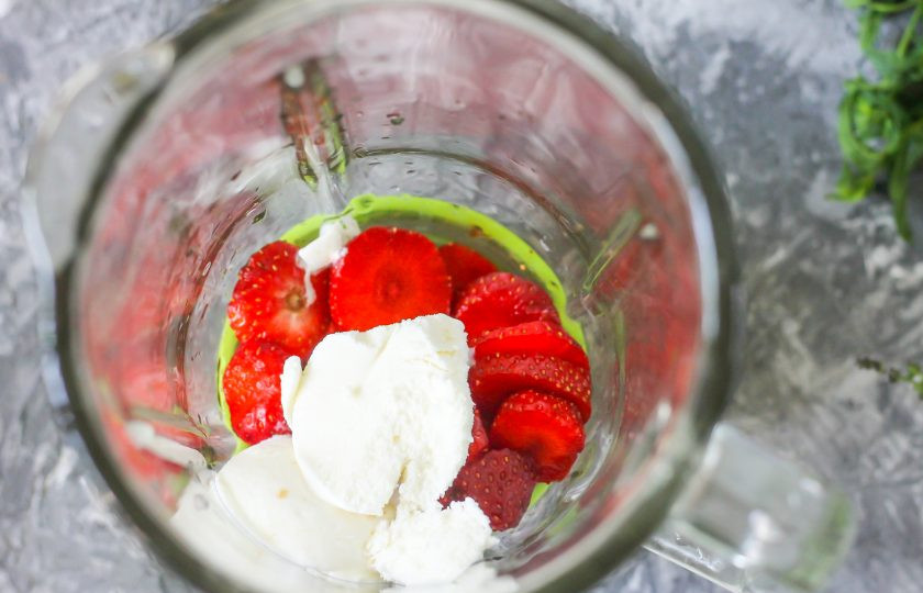 1. Этап. Шампанское с клубникой: Добавьте мороженое. Оно обязательно должно быть охлажденным, как и шампанское! Использовать можно любой сорт десерта по вкусу.