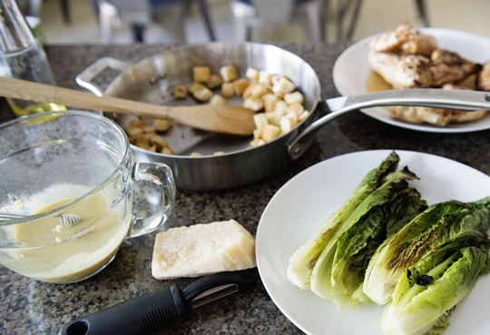 1. Этап. Салат Цезарь легкий: 9. Вот все ингредиенты салата готовы, теперь можно приступать к сборке и подаче.