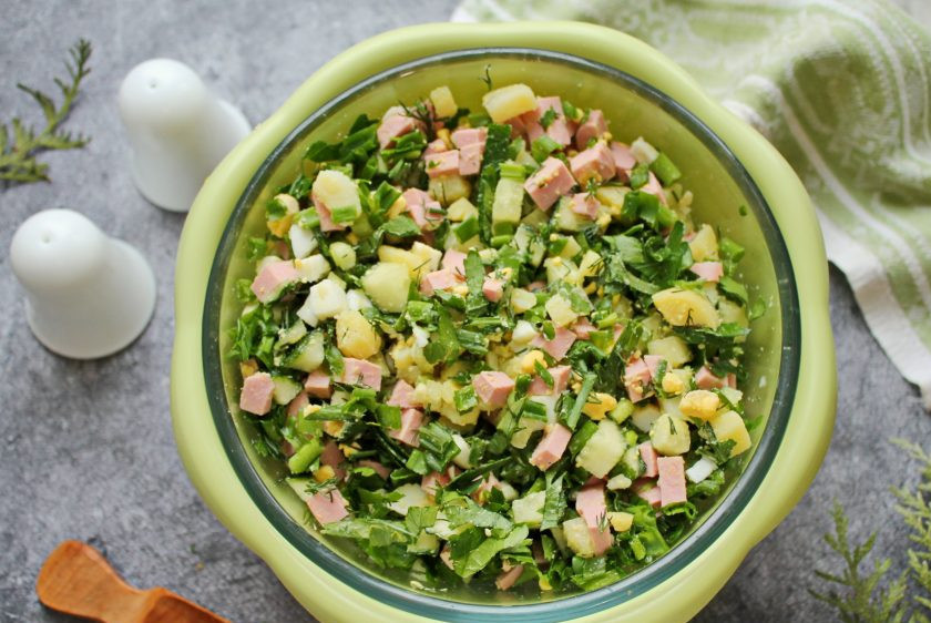 1. Этап. Окрошка на сыворотке и сметане с колбасой: Все посолите и перемешайте. Разложите окрошку по тарелкам, добавьте сыворотку, сметану и подавайте к столу.