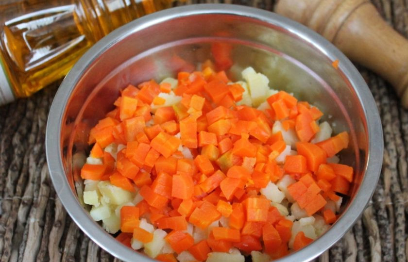 1. Этап. Винегрет с грибами и фасолью: Затем кладем морковь.