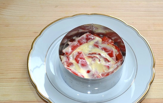 1. Этап. Салат с консервированным перцем: 7. Снова немного майонеза.