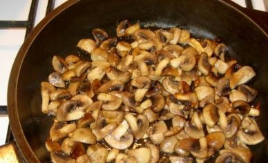 1. Этап. Грибной суп с чечевицей: Обжарьте шампиньоны на сковороде почти до готовности. Соль и перец по вкусу.