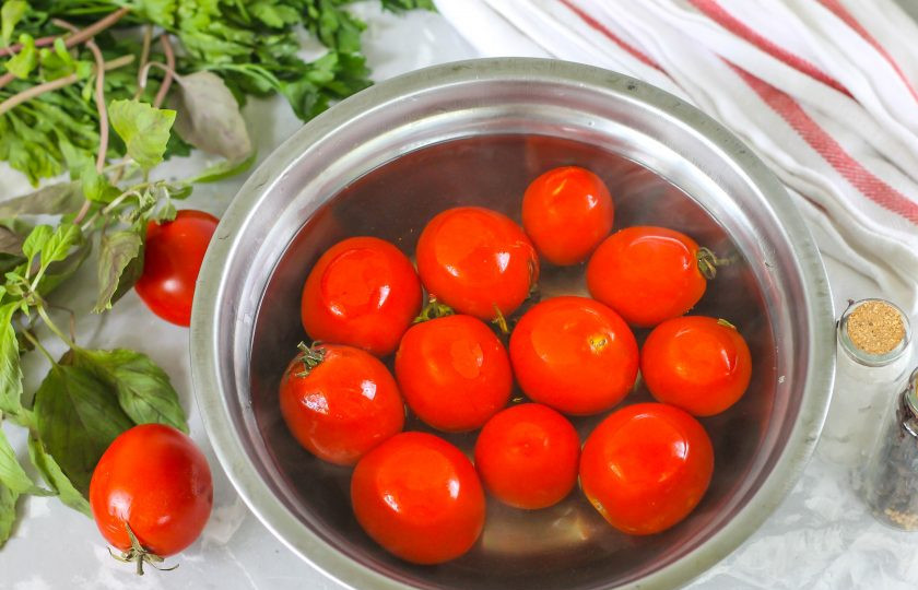 1. Этап. Томатный фреш: Помидоры промойте и выложите в глубокую миску. Вскипятите воду в чайнике и залейте томаты кипятком, оставьте их в нем на 10 минут, время от времени переворачивая для равномерного пропаривания. После этого извлеките овощи из кипятка и выложите в ледяную воду.