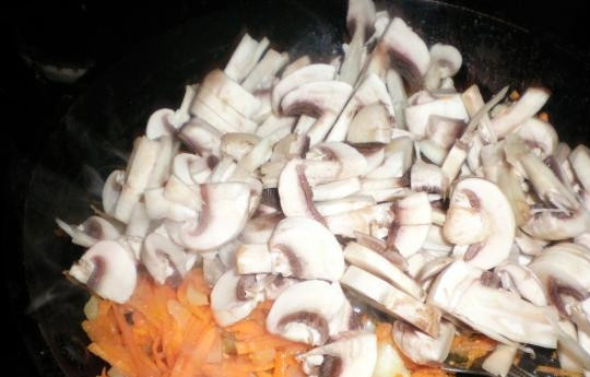 1. Этап. Картофельные котлеты из сырого картофеля: Теперь приготовьте начинку. Лук и морковь почистите, помойте. Морковь натрите на крупной тёрке. Грибы и лук мелко нашинкуйте. Обжарьте всё на растительном масле.