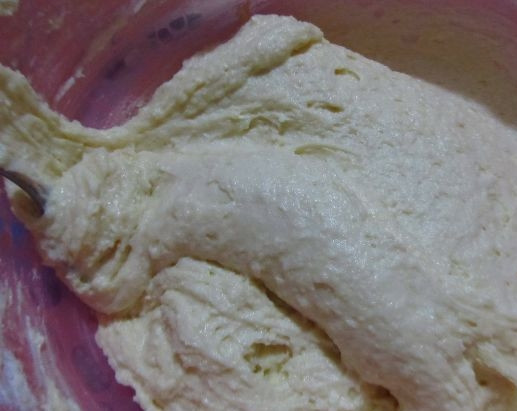 1. Этап. Большой торт: 6. Теперь готовим белое тесто. Готовится оно так же, как и шоколадное, только без добавления какао. Выложите его в форму для запекания и также отправьте в духовку на 30 минут.