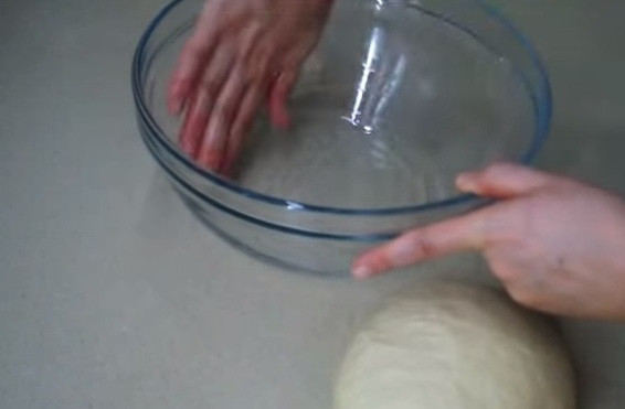 1. Этап. Быстрое дрожжевое тесто на кефире: 6. Емкость, в которой тесто будет подходить следует смазать растительным маслом.