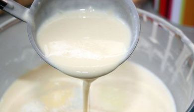 1. Этап. Блины с пюре: Готовим тесто для блинов. Наливаем в глубокую посуду молоко, вбиваем туда яйца и добавляем соль и сахар. Взбиваем до растворения соли и сахара. Затем добавляем муку, хорошо размешиваем тесто. Вливаем растительное масло и еще раз перемешиваем.