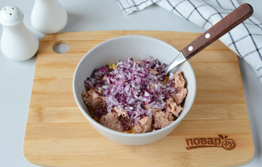 1. Этап. Фаршированные яйца Тигровые: Добавьте мелко порезанный красный лук.