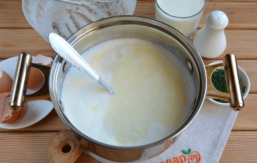 1. Этап. Домашний сыр из молока и сметаны: Влейте яично-сметанную массу в молоко. Снова доведите до кипения и проварите на очень меленьком огне 5 минут.