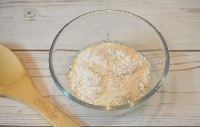 1. Этап. Цветная капуста Баффало: 3. Соедините молоко, муку, чесночный порошок, соль и перец. Хорошо размешайте, чтобы не было комочков.