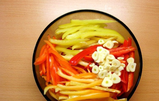 1. Этап. Маринованный перец на зиму: Теперь нарезаем перец соломкой, а чеснок режем пластинками.