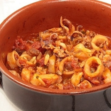 1. Этап. Тушеные кальмары в соусе: Тушеные кальмары в соусе готовы. Приятного аппетита!