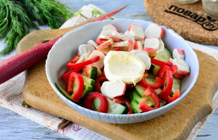 1. Этап. Салат Спартак: Салат заправьте майонезом, посолите и перемешайте.