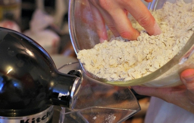 1. Этап. Овсяный десерт с вишней и шоколадом: 3. Отдельно соедините овсяные хлопья с мукой, солью и разрыхлителем. Продолжая взбивать, добавьте сухие ингредиенты и ванильный экстракт.