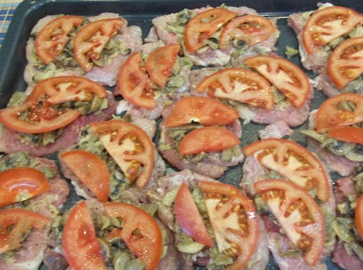 1. Этап. Французские отбивные из свинины в духовке: 12. Томаты мою и нарезаю кружочками или полукольцами, распределяю их по свинине.