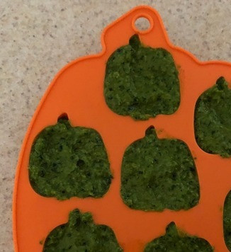 1. Этап. Замороженный соус из петрушки: 3. Заливаем в силиконовые формочки и замораживаем несколько часов в морозилке (в зависимости от размера формочек). Время заморозки не учитывается во времени приготовления рецепта. Конечно, соус можно и не замораживать, а подавать и в жидком состоянии - тоже будет вкусно. В замороженном виде хранится дольше.