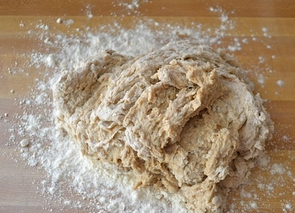 1. Этап. Хлеб с семечками: 6. Выложите тесто на стол, присыпанный мукой и вымешивайте тесто около 5 минут, чтобы оно не липло к рукам.