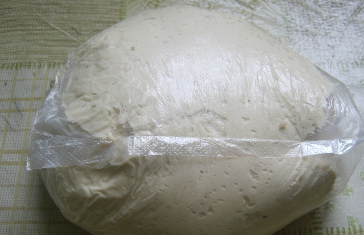 1. Этап. Творожное дрожжевое тесто: Добавляем творог и тщательно замешиваем тесто, чтобы не было комочков. Формируем из теста шар, перекладываем его в пакет и помещаем в холодильник на 2-3 часа. Готово!