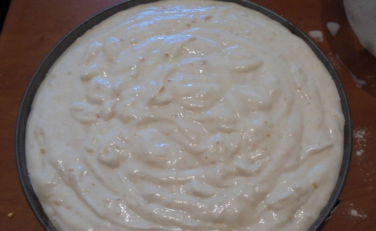 1. Этап. Бисквитный торт с кремом из сгущенки: 3. Теперь выпекаем корж. Готовим его примерно 35 минут при 190 градусах. Потом корж можно будет разрезать вдоль.