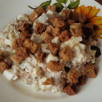 Рыбный салат из консервов сайры