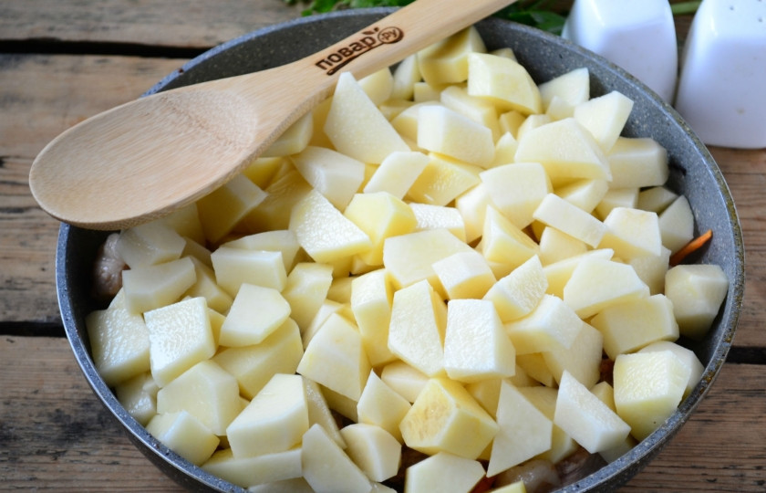 1. Этап. Жаркое по-уральски (рецепт из сказки!): Отправьте в сковороду картофель, порезанный небольшими кусочками. Слегка обжарьте его.