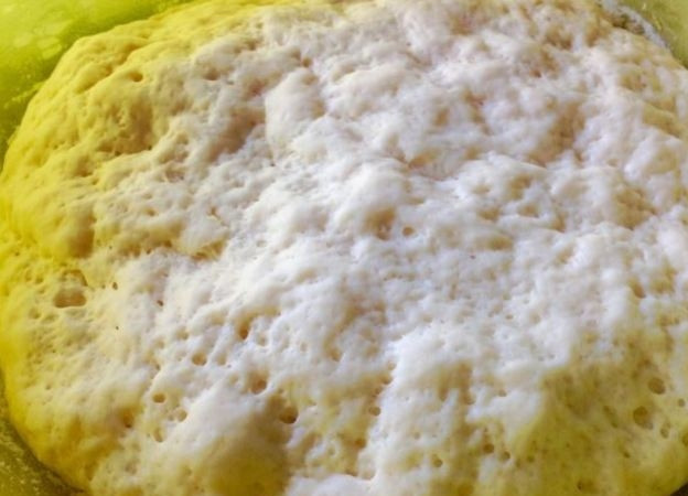 1. Этап. Хлебная Ромашка: Через время тесто увеличится, станет дырчатым.