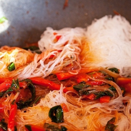 1. Этап. Стеклянная лапша с индейкой и шпинатом: Вслед за тем добавляем в вок помидоры, перемешиваем, готовим еще 2-3 минуты на быстром огне. Когда помидоры превратятся в соус и закипят, добавляем перцы, стеклянную лапшу и мясо. Хорошенько перемешиваем, прогреваем не более 1 минуты - и снимаем с огня.