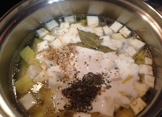 1. Этап. Пряный картофельный суп: 4. И добавляем сливки.