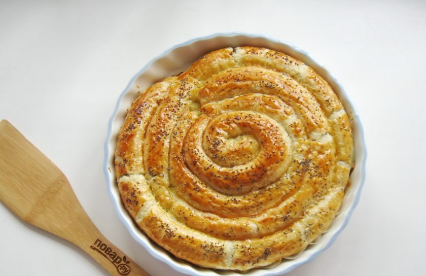 1. Этап. Греческая улитка с сыром и шпинатом: Выпекайте пирог в духовке, заранее разогретой до 170-175 градусов 40-45 минут до золотистого цвета.