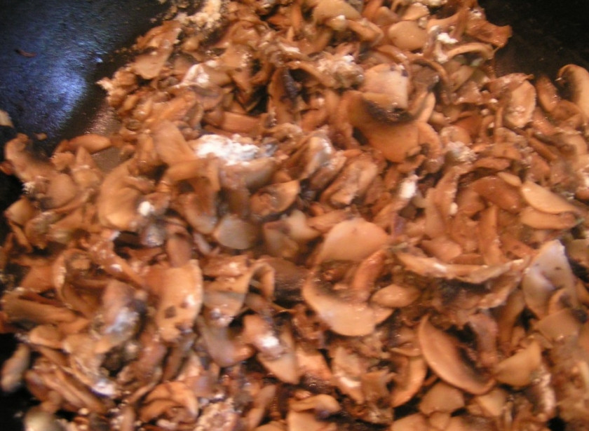 1. Этап. Курица с грибами на сковороде: 2. Филе пока вынимаем, и на этом же масле жарим грибы. Когда будут почти готовы - добавим измельченный чеснок и муку. Перемешаем.