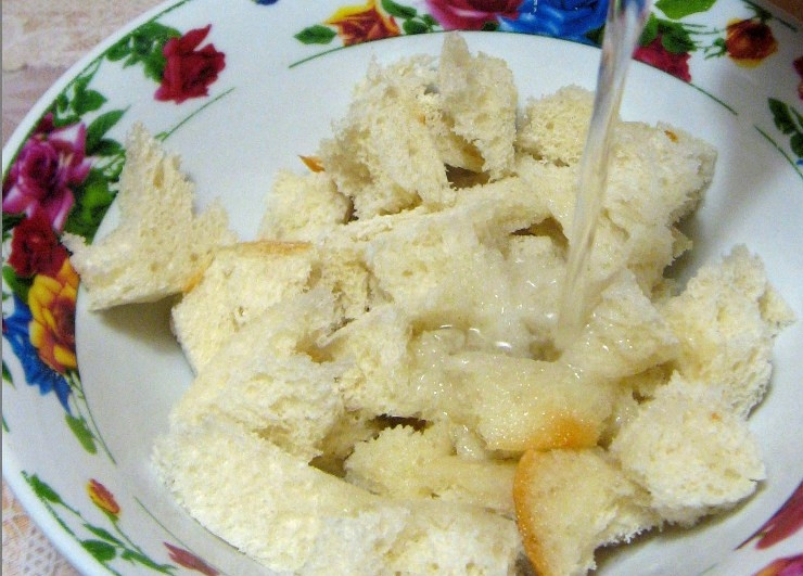 1. Этап. Рыбные котлеты из консервы: Теперь срезаем с батона корочку и заливаем его теплой водичкой, оставляем на несколько минут.