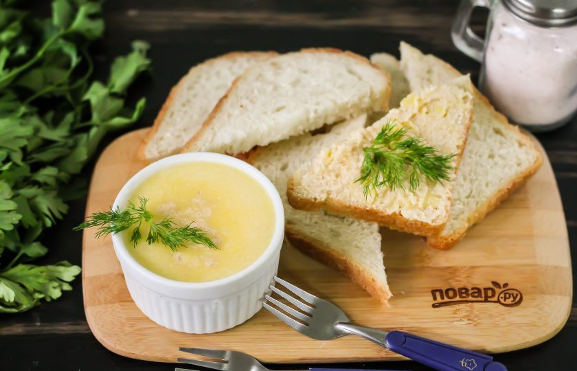 1. Этап. Икорное масло в домашних условиях: Можете его опробовать - обмажьте деликатесным продуктом ломтик свежего хлеба и продегустируйте. Особенно вкусно такое масло с отварным картофелем или картофельным пюре!