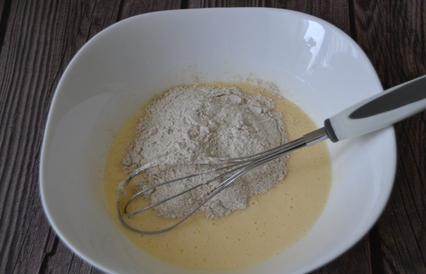 1. Этап. Ржаные оладьи на кефире: Всыпьте ржаную муку, размешайте, чтобы не было комочков.
