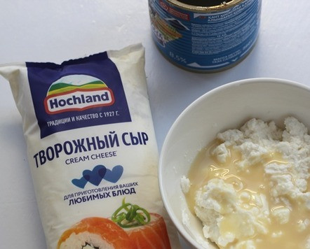 1. Этап. Запеченные груши с творожным сыром: Творожный сыр ТМ Hochland и сгущенное молоко хорошо размешать до однородности