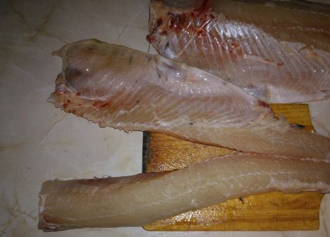 1. Этап. Балык из амура: 1. Рыбу аккуратно разрезаем вдоль спинки, удаляем хребет и все крупные кости. Шкурки, сгустки слизи и крови тоже удаляем. Полученное филе промоем и натрем солью и специями.