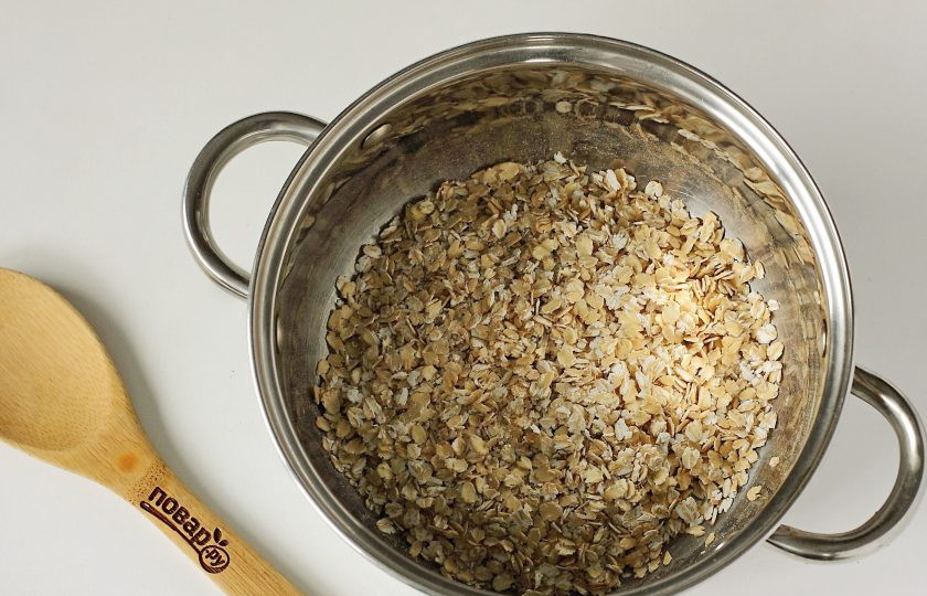 1. Этап. Овсяная каша со сливками: В кастрюлю насыпьте хлопья. Хлопья подойдут любые, время варки которых идет от 5 минут, ведь они более полезны.