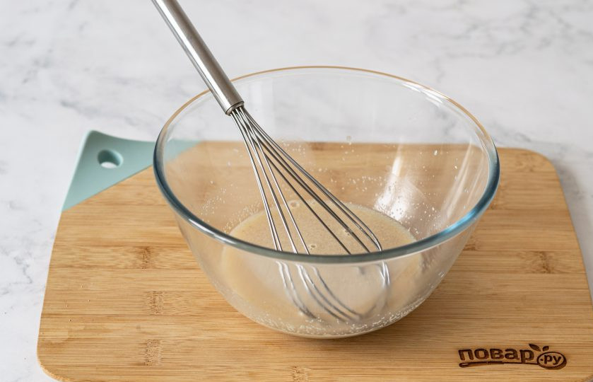 1. Этап. Постные синнабоны: В теплом растительном молоке разведите дрожжи и сахар.